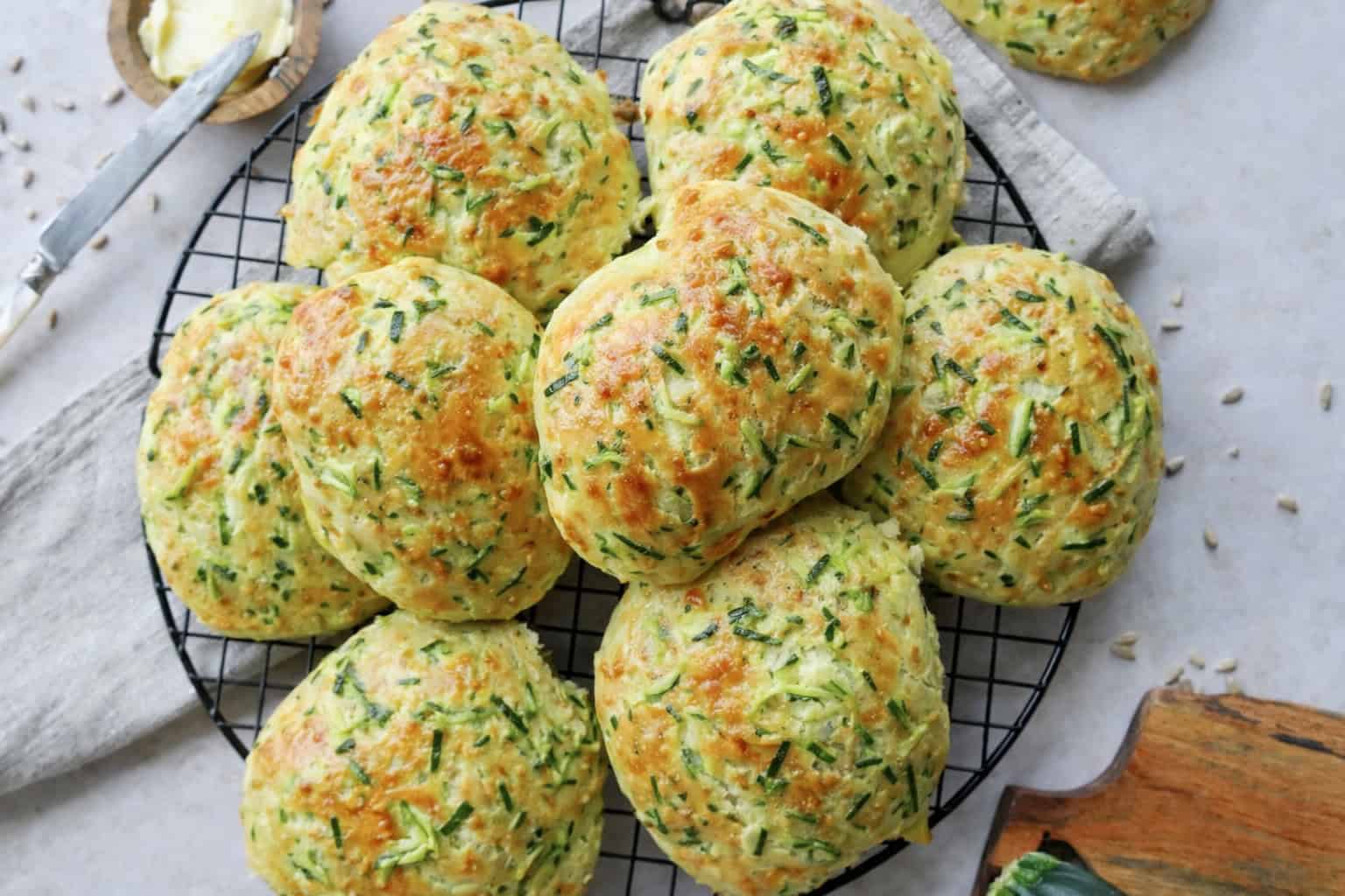 Squashboller - Store, bløde hjemmebagte boller med revet squash.