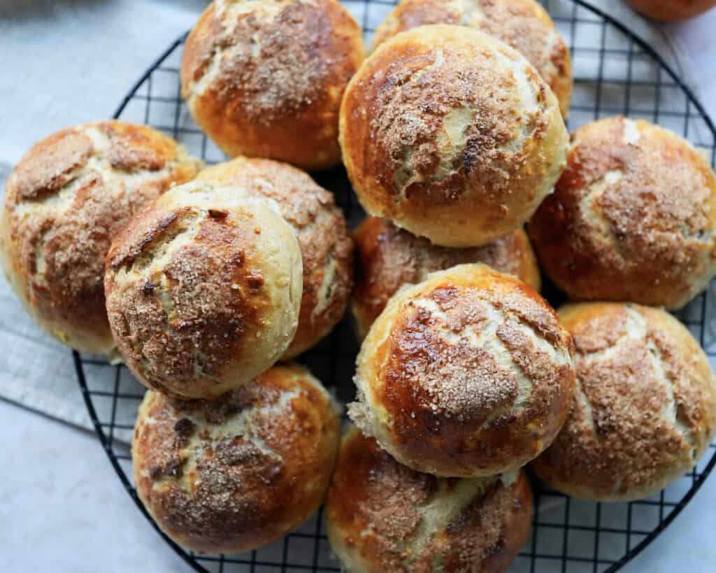 Æbleboller - Hjemmebagte boller med æble, kanel og kardemomme.