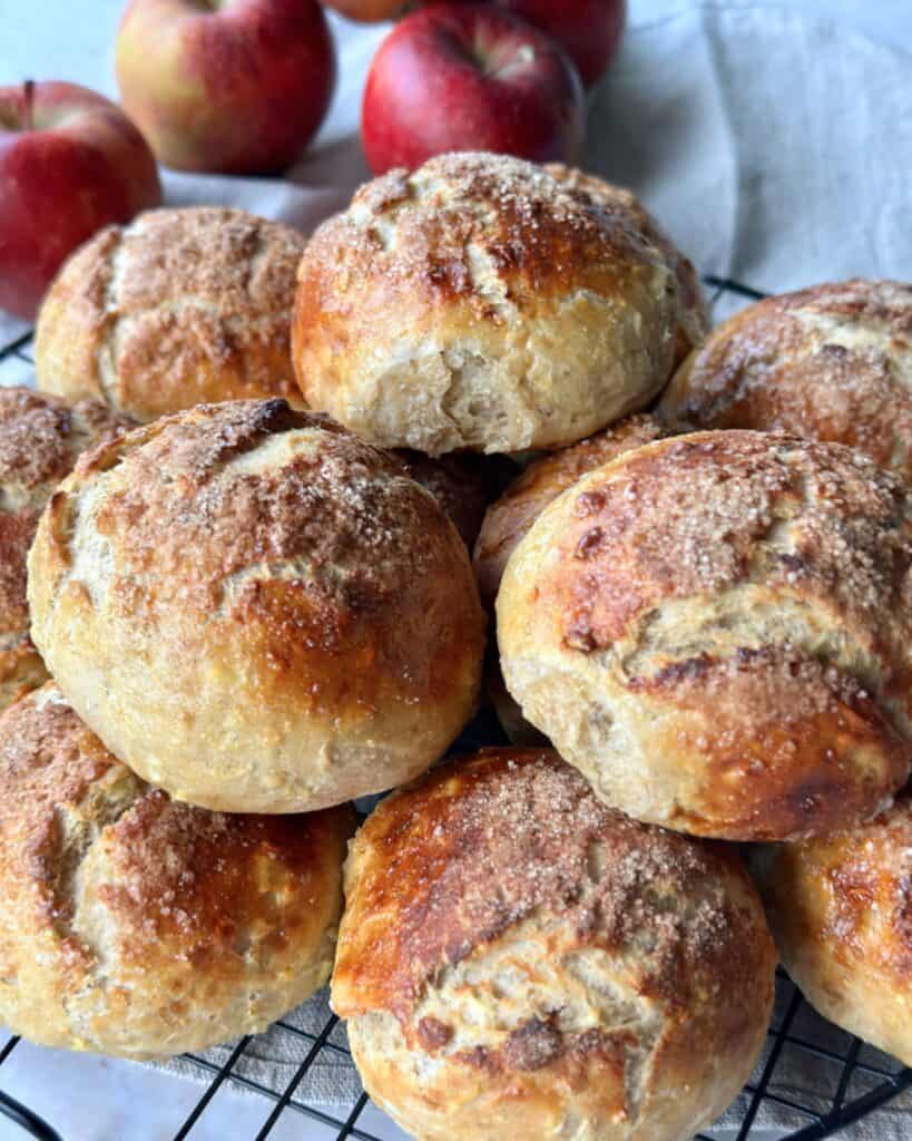 Æbleboller - Hjemmebagte boller med æble, kanel og kardemomme.