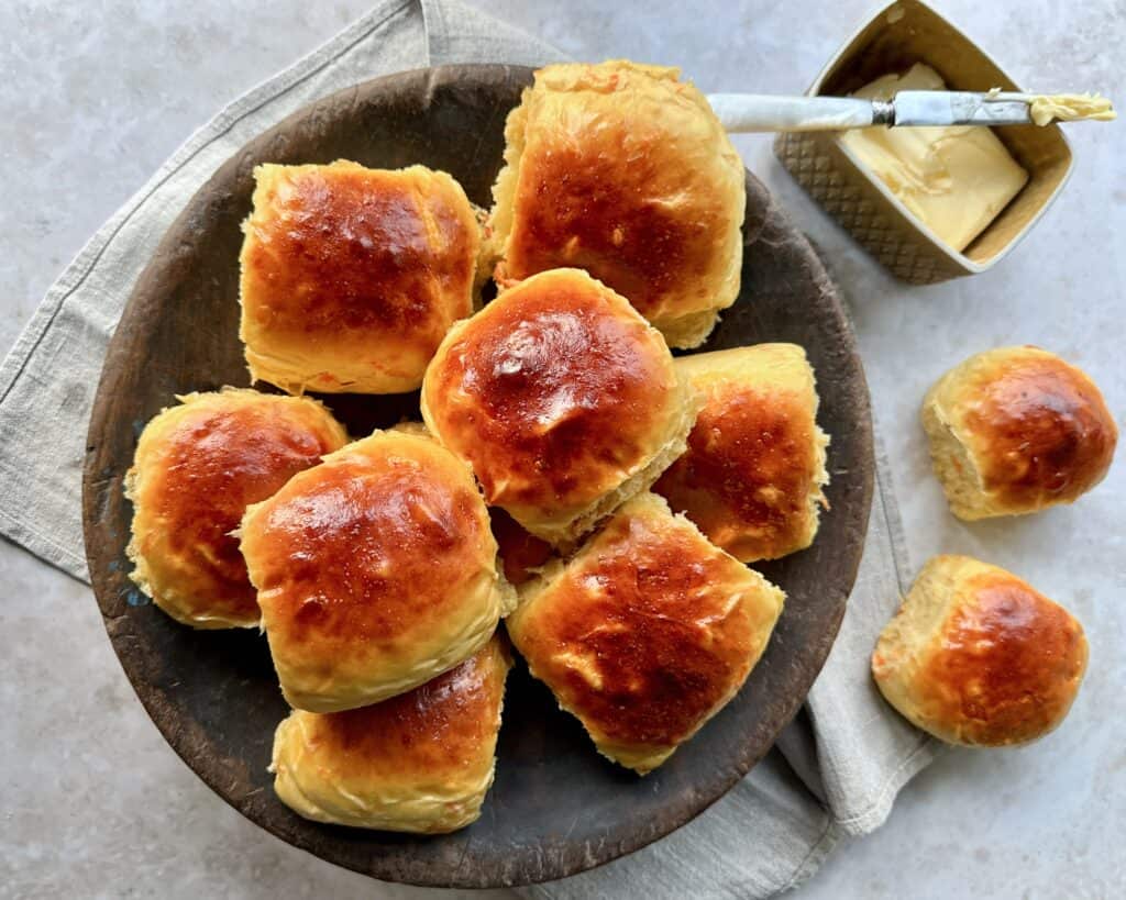 Gulerodsboller - Hjemmebagte boller med revet gulerod.