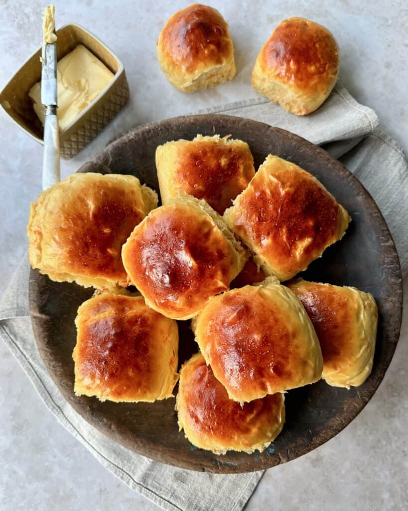 Gulerodsboller - Hjemmebagte boller med revet gulerod.