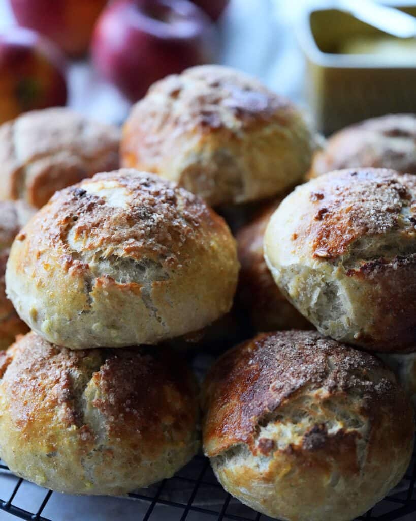 Æbleboller - Hjemmebagte boller med æble, kanel og kardemomme.