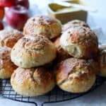 Æbleboller - Hjemmebagte boller med æble, kanel og kardemomme.