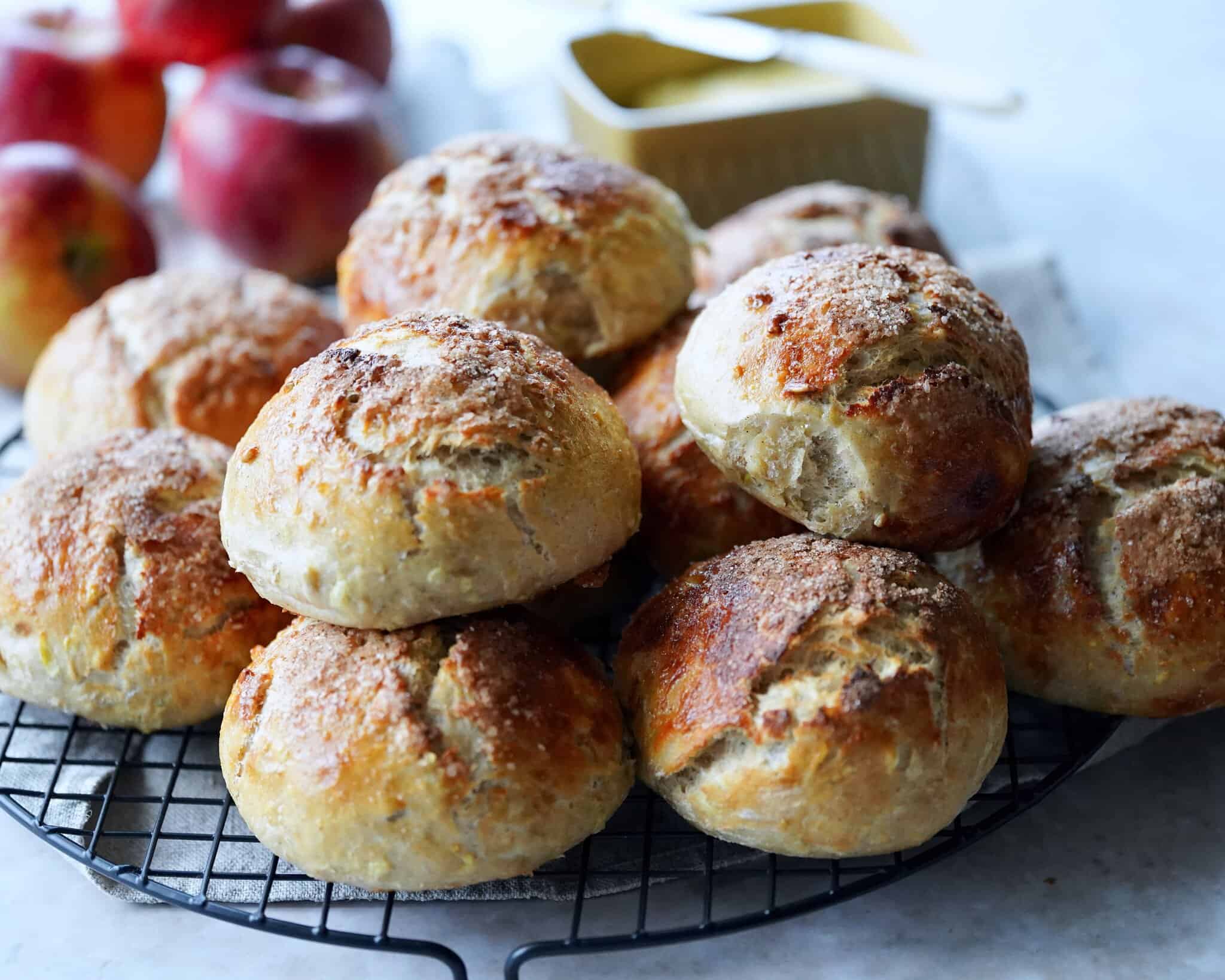 Æbleboller - Hjemmebagte boller med æble, kanel og kardemomme.
