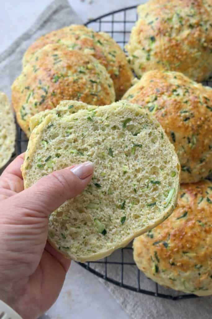 Squashboller - Store, bløde hjemmebagte boller med revet squash.