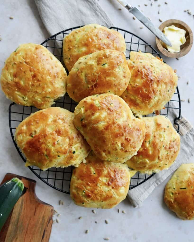 Squashboller - Hjemmebagte boller med squash og solsikkekerner.
