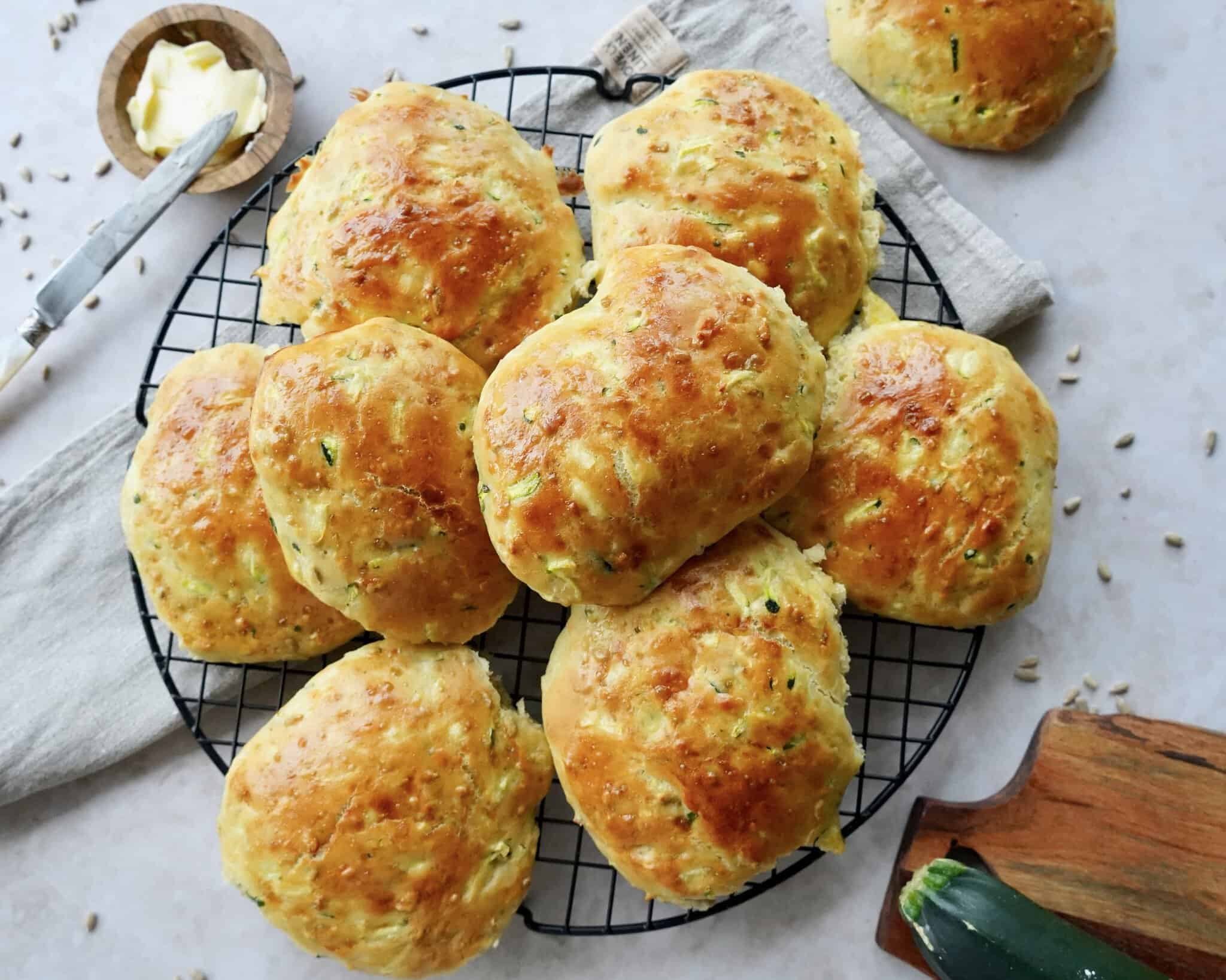 Squashboller - Hjemmebagte boller med squash og solsikkekerner.