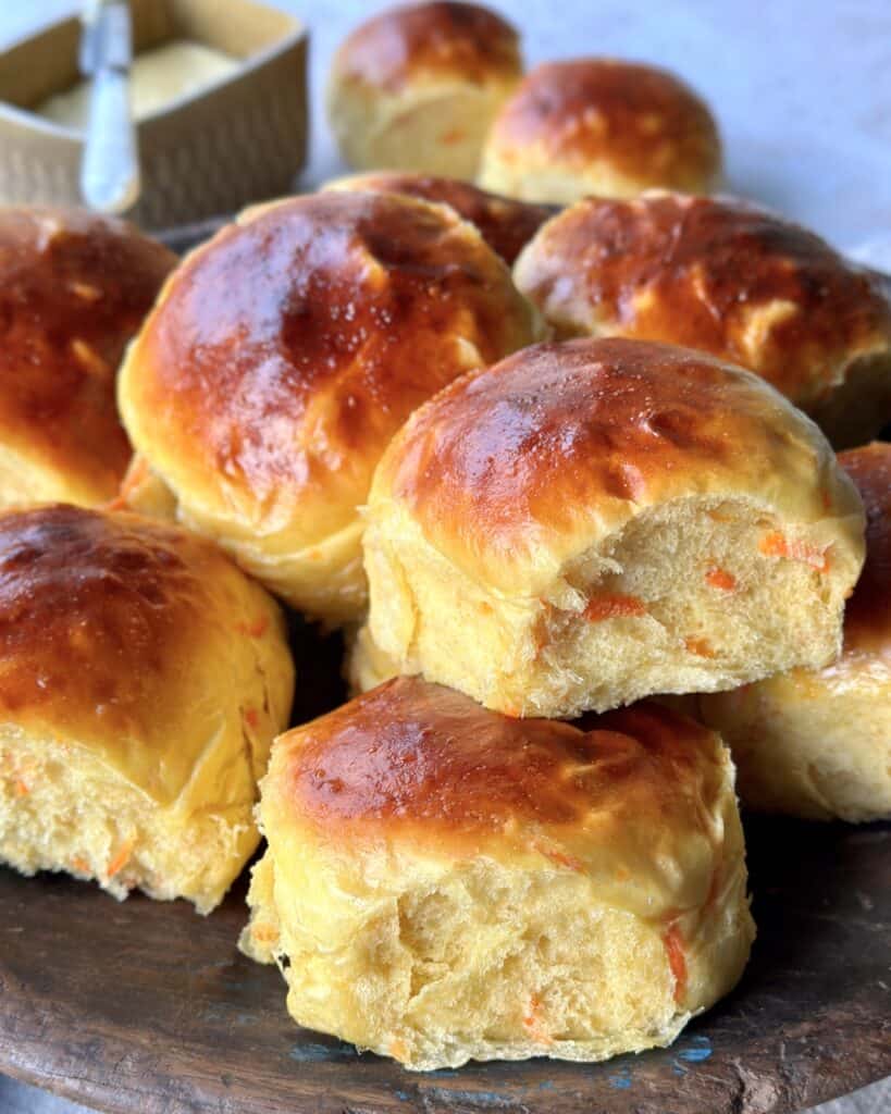 Gulerodsboller - Hjemmebagte boller med revet gulerod.