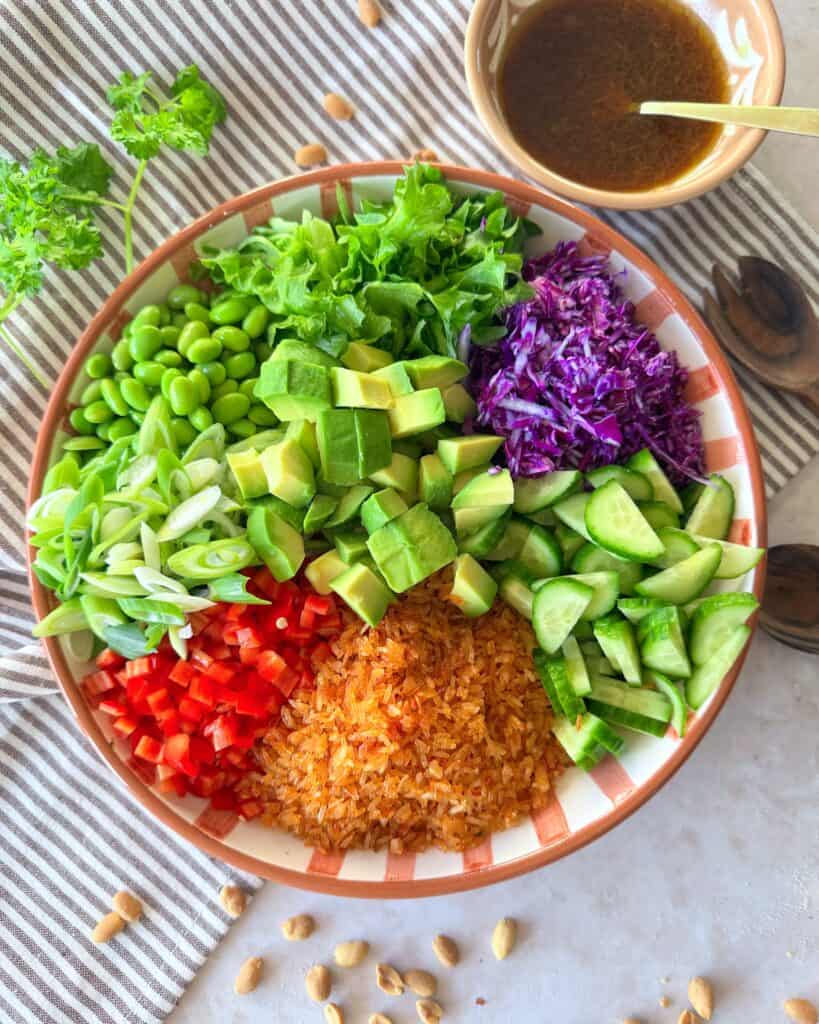 Asiatisk salat med sprøde ris