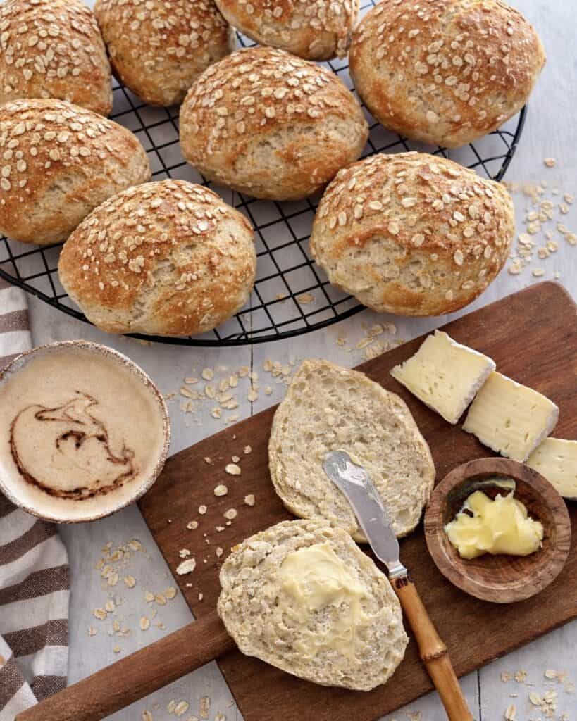 Havregrynsboller - Bløde og luftige boller med havregryn.