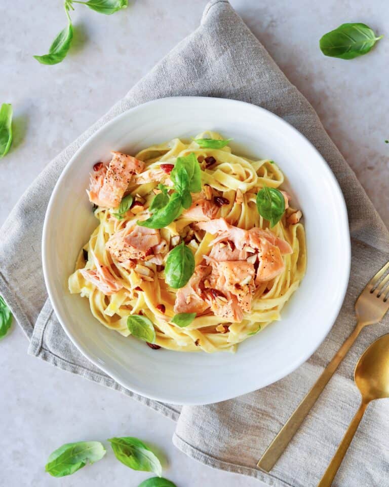 Pasta med laks - Pasta med ovnbagt laks og flødesauce