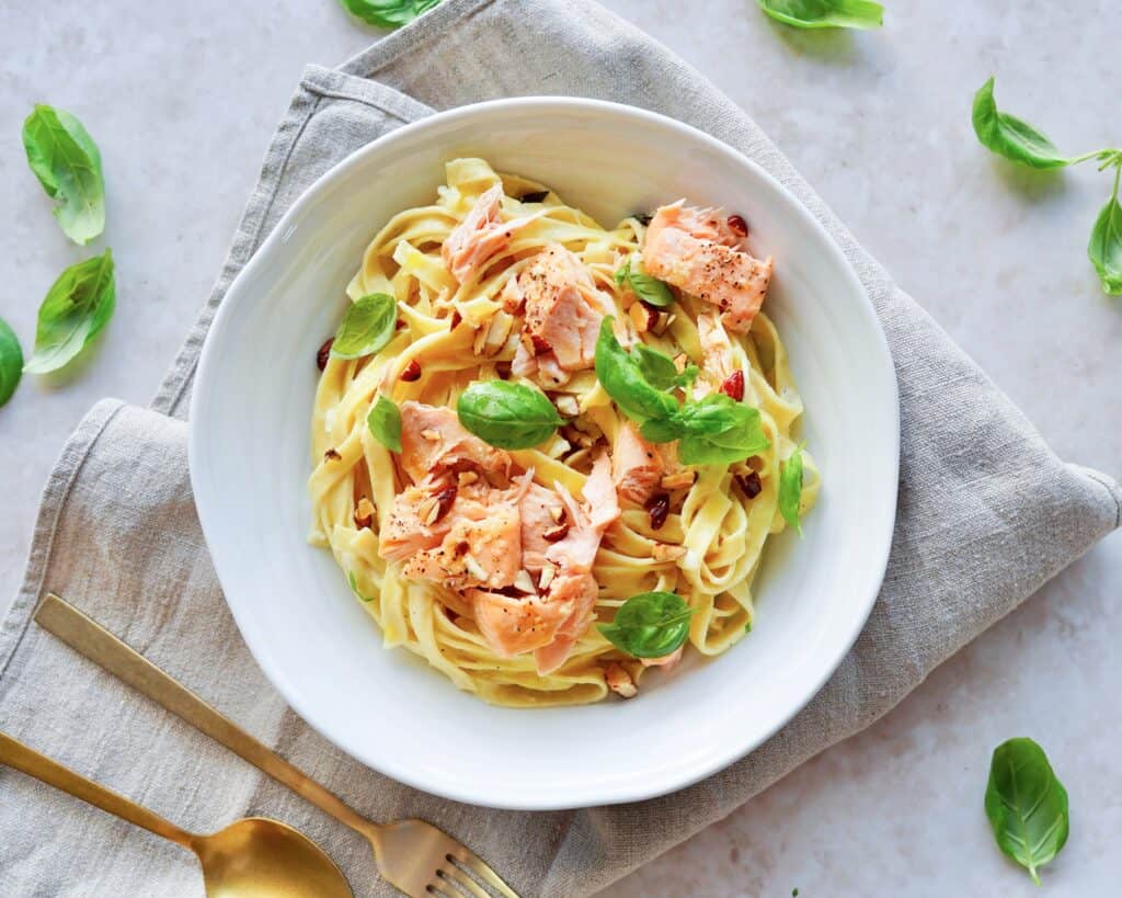 Pasta med laks - Pasta med ovnbagt laks og flødesauce