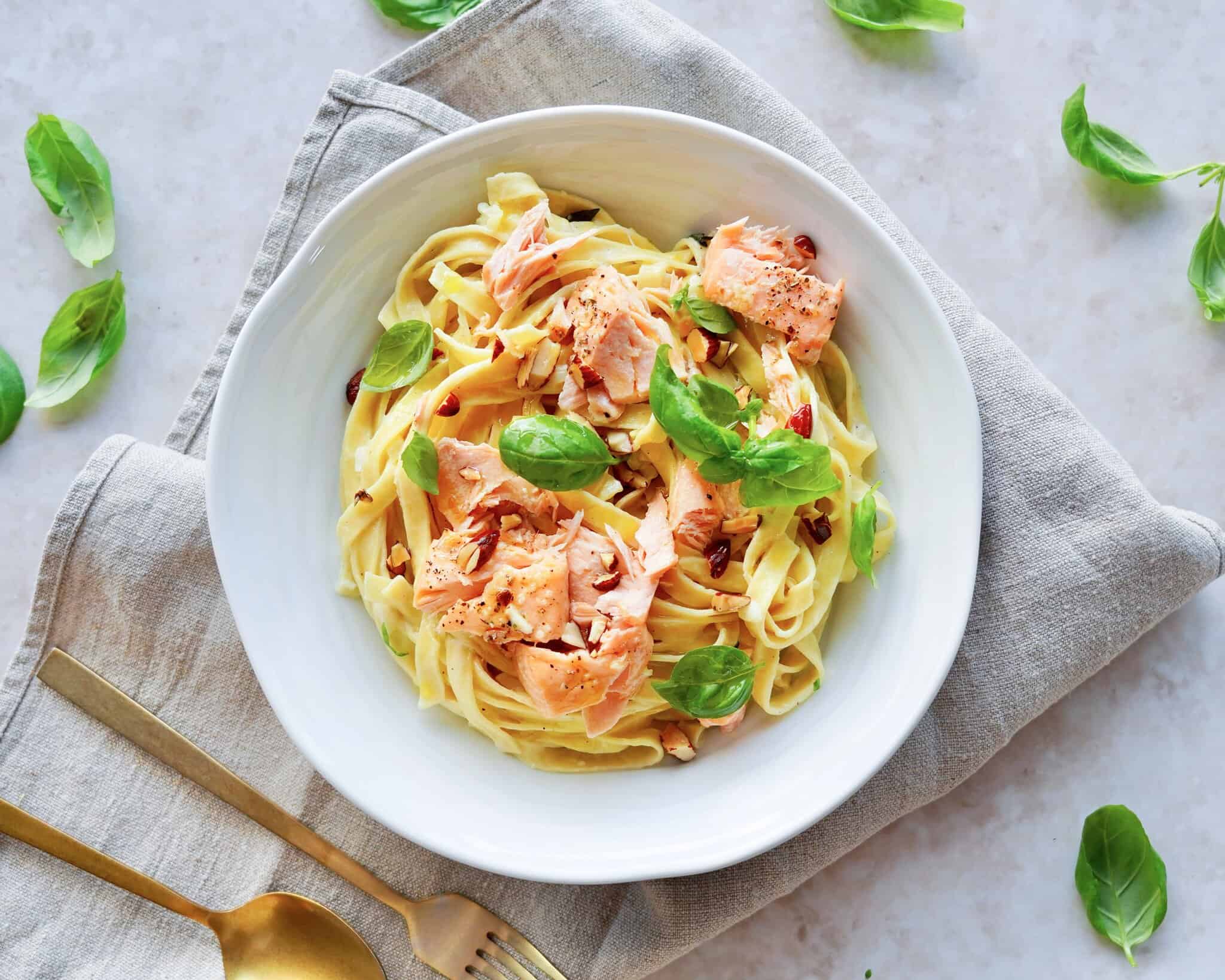 Pasta med laks - Pasta med ovnbagt laks og flødesauce