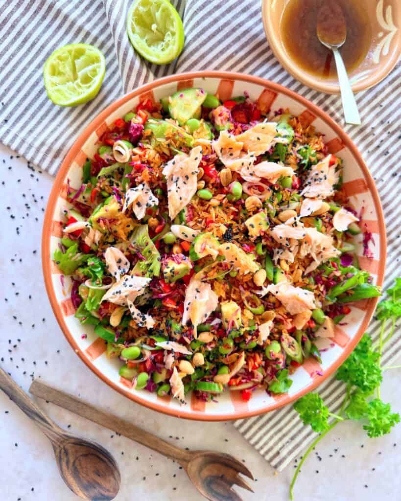 Asiatisk salat med laks og sprøde ris