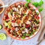 Asiatisk salat med laks og sprøde ris