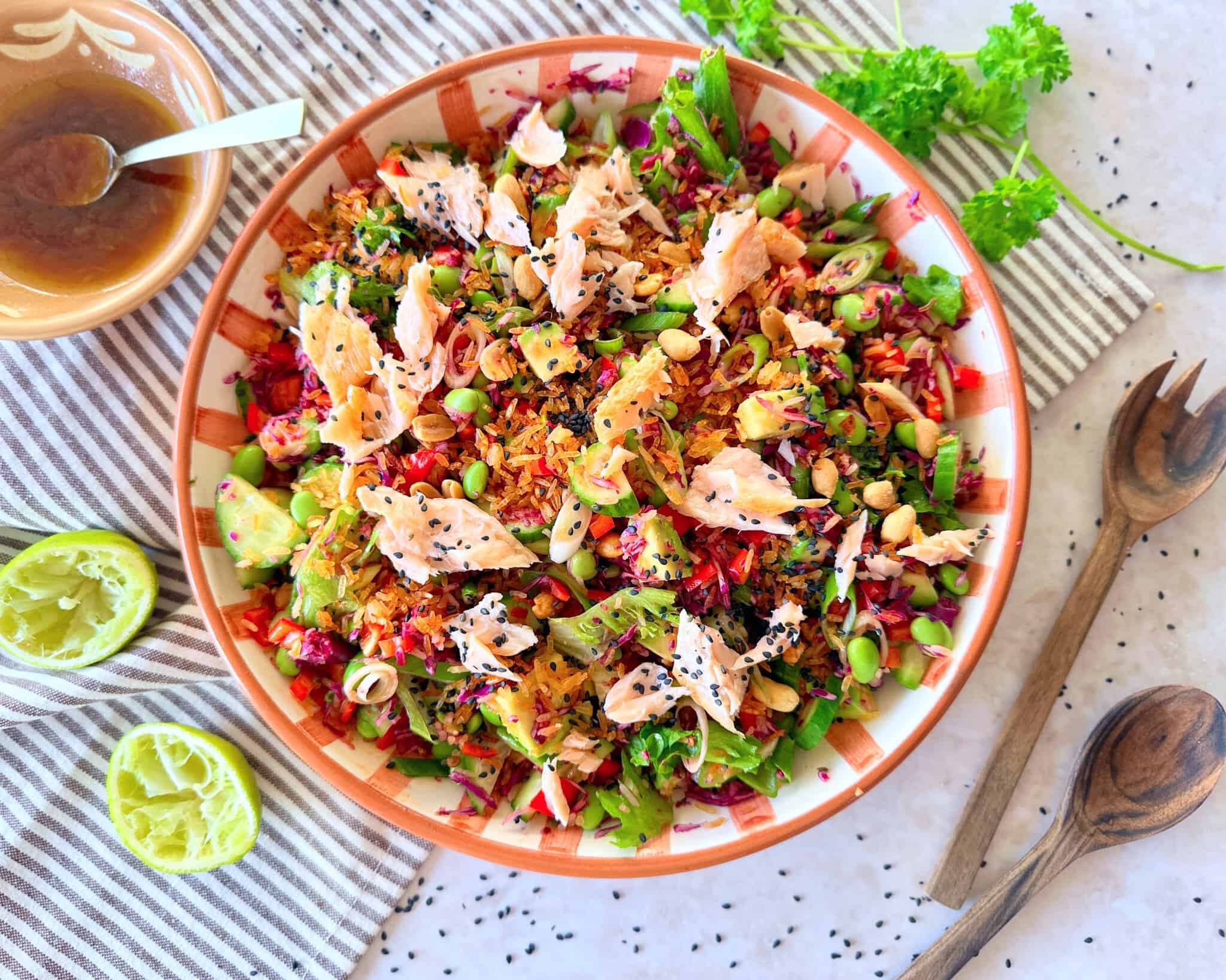 Asiatisk salat med laks og sprøde ris