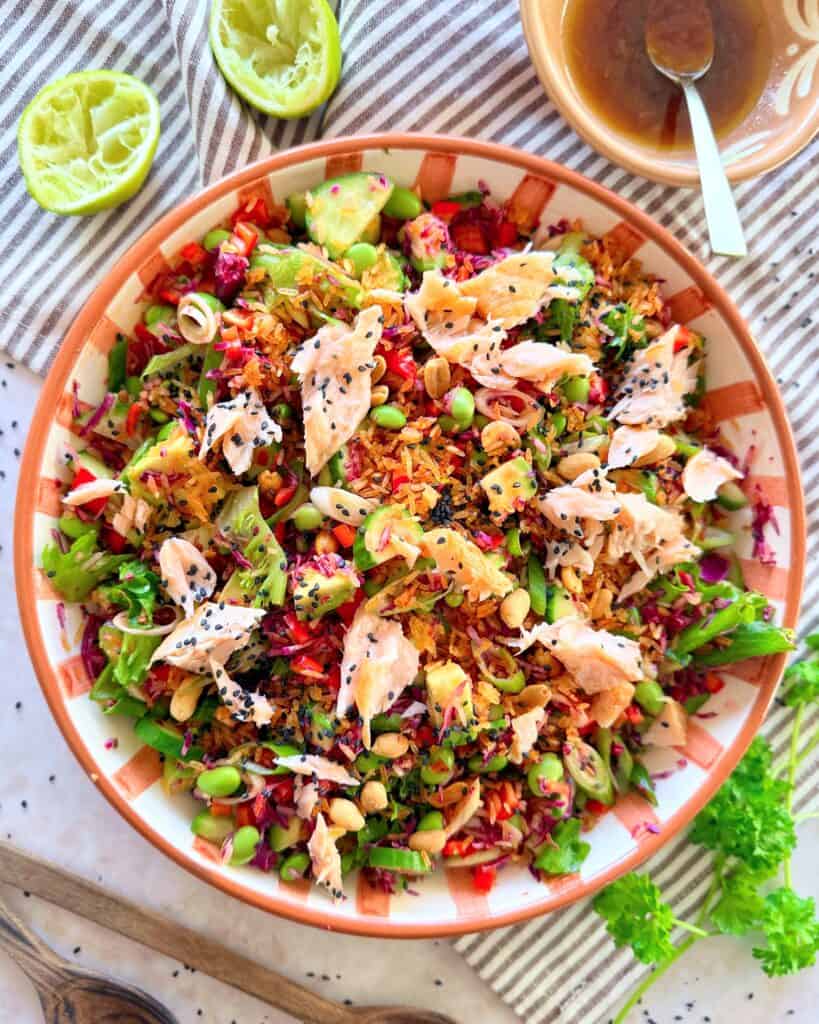 Asiatisk salat med laks og sprøde ris