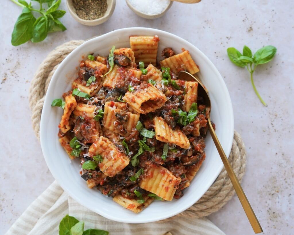 Pasta alla Norma - vegetarisk pastaret fra Sicilien med tomat og auberginer