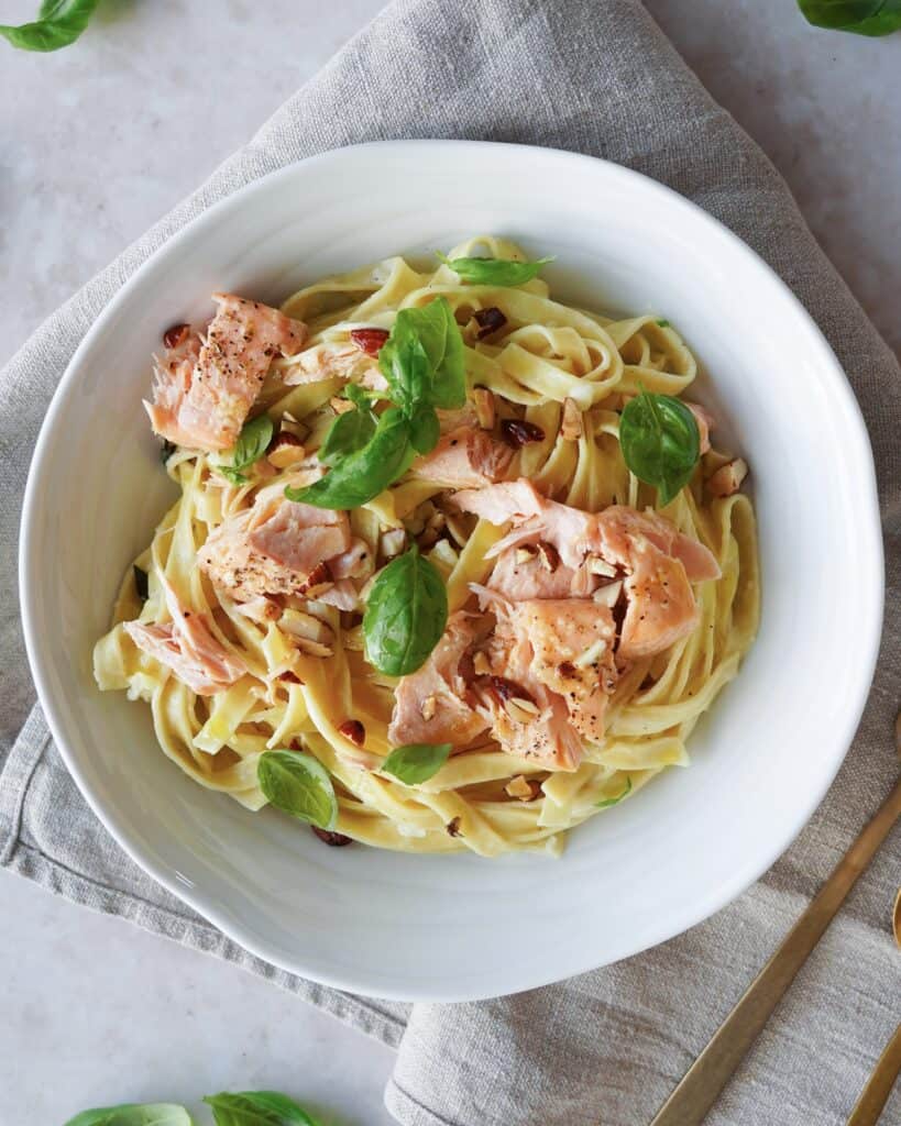 Pasta med laks - Pasta med ovnbagt laks og flødesauce