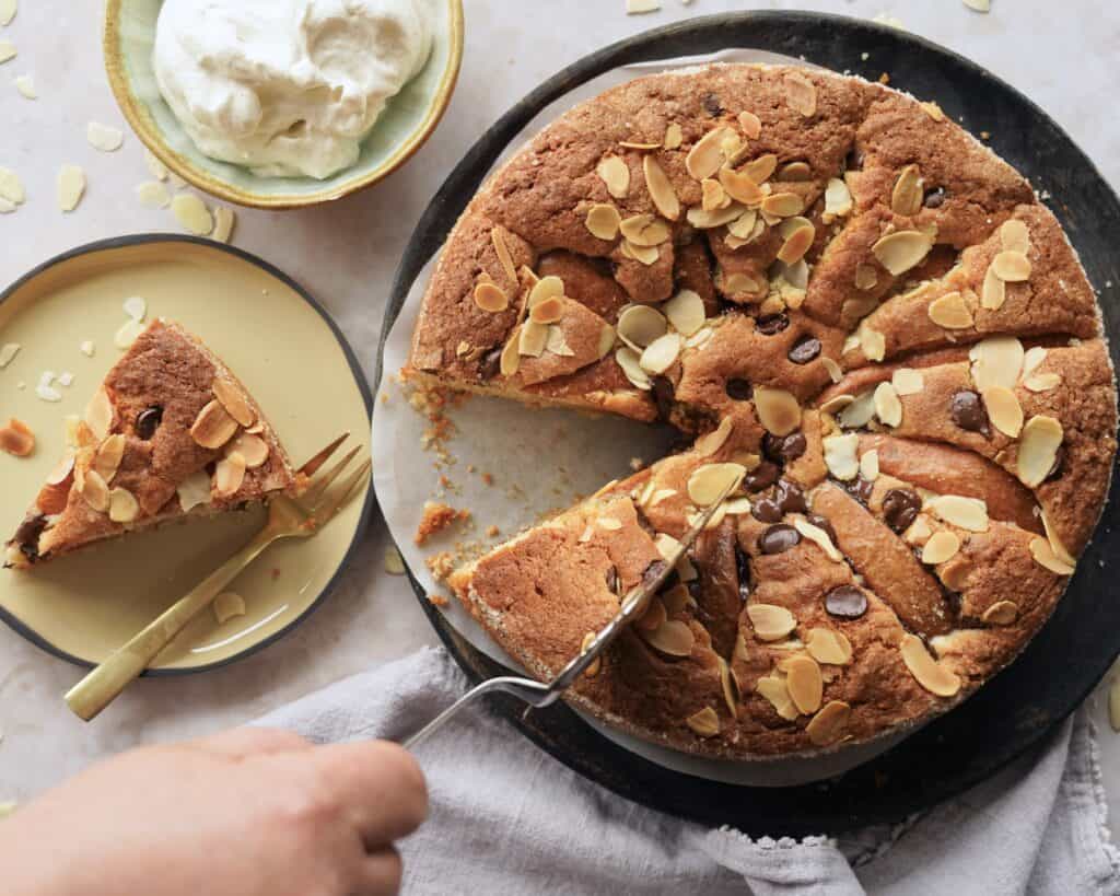 Pærekage - Hjemmelavet kage med pære, marcipan og chokolade.