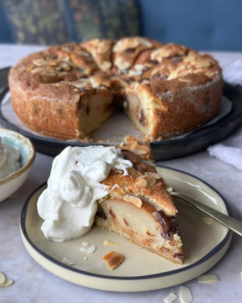 Pærekage - Hjemmelavet kage med pære, marcipan og chokolade.