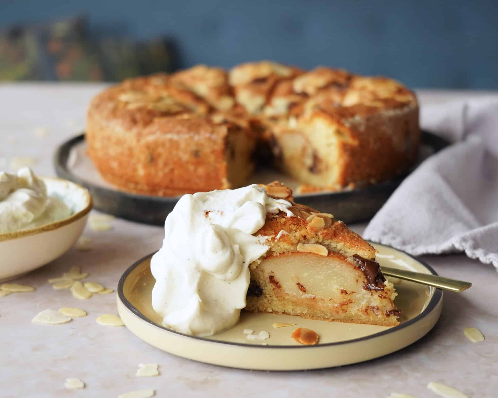 Pærekage - Hjemmelavet kage med pære, marcipan og chokolade.