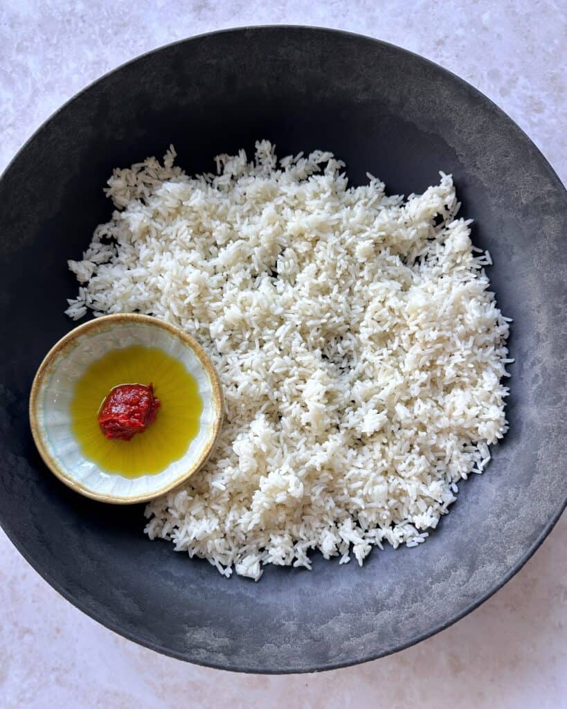 Kogte ris og dressing til sprøde ris