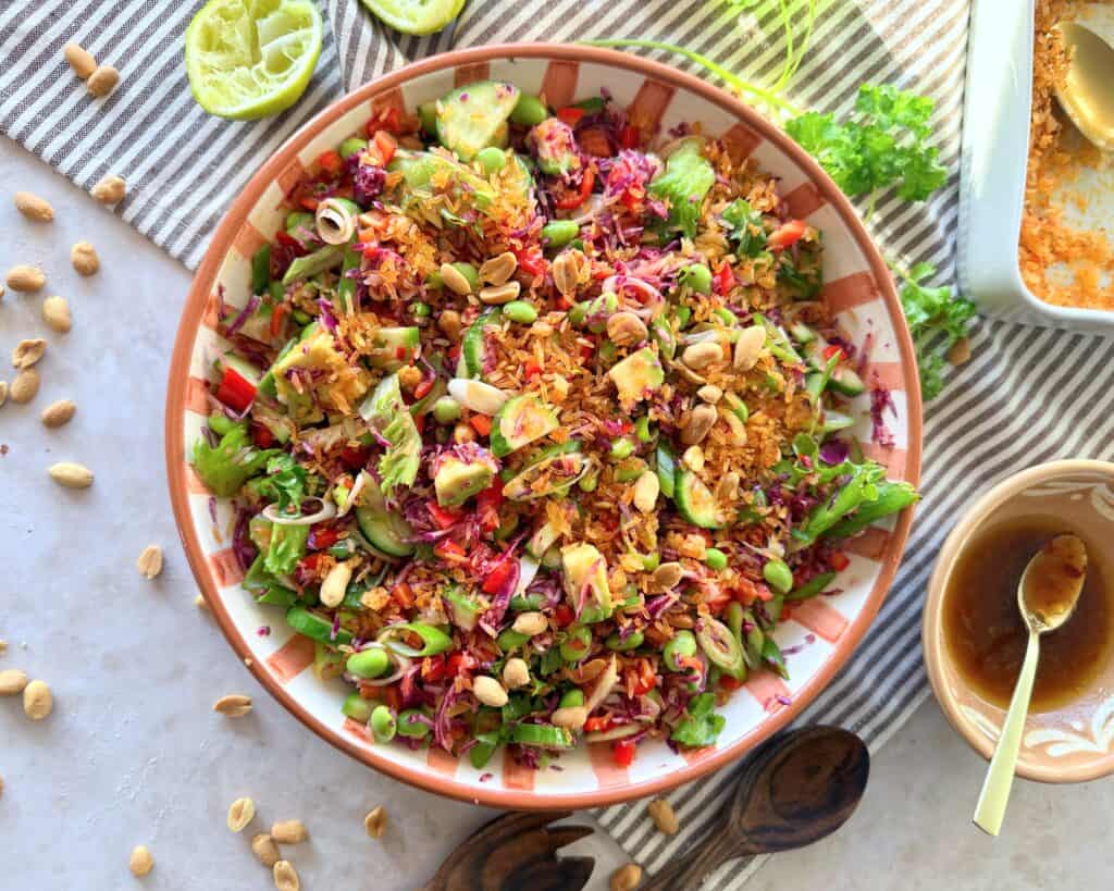 Asiatisk salat med sprøde ris