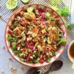 Asiatisk salat med sprøde ris