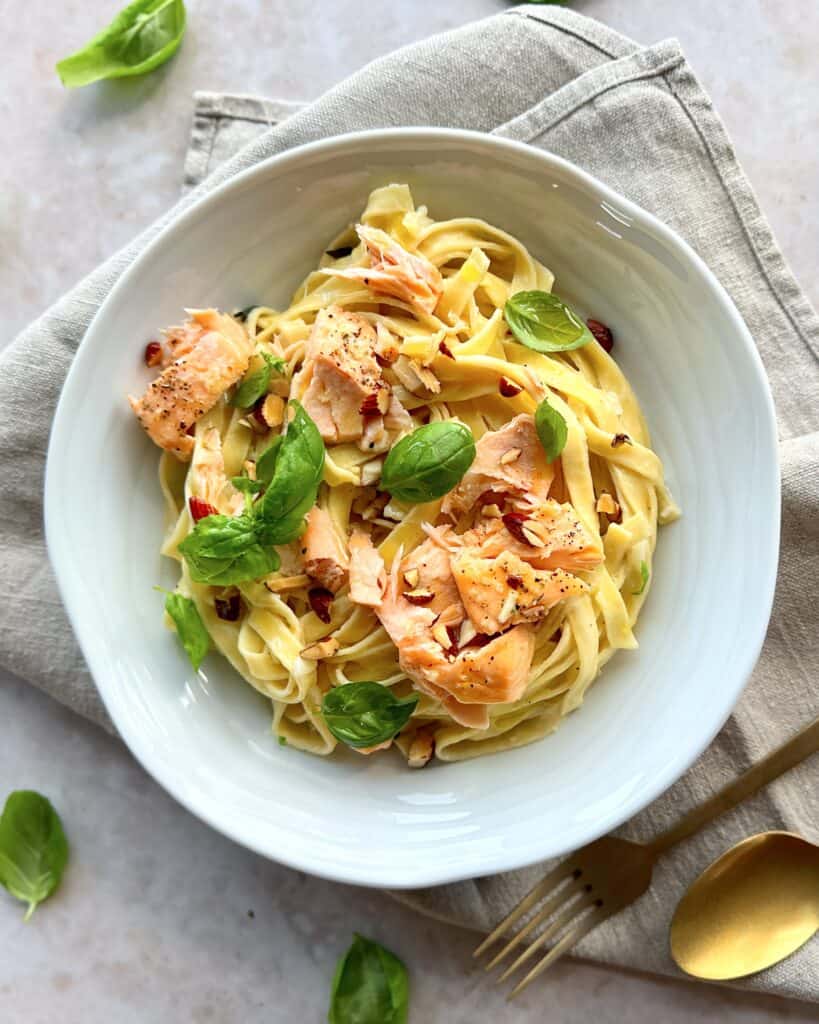 Pasta med laks - Pasta med ovnbagt laks og flødesauce