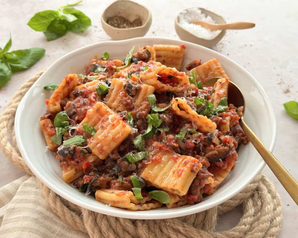 Pasta alla Norma - vegetarisk pastaret fra Sicilien med tomat og auberginer