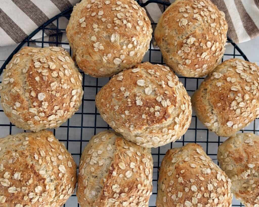 Havregrynsboller - Bløde og luftige boller med havregryn.