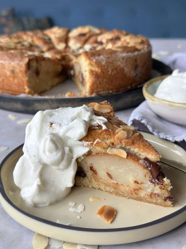 Pærekage - Hjemmelavet kage med pære, marcipan og chokolade.