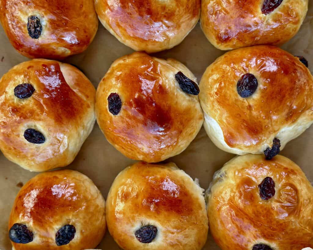 Rosinboller - Store bløde hjemmebagte boller med rosiner.