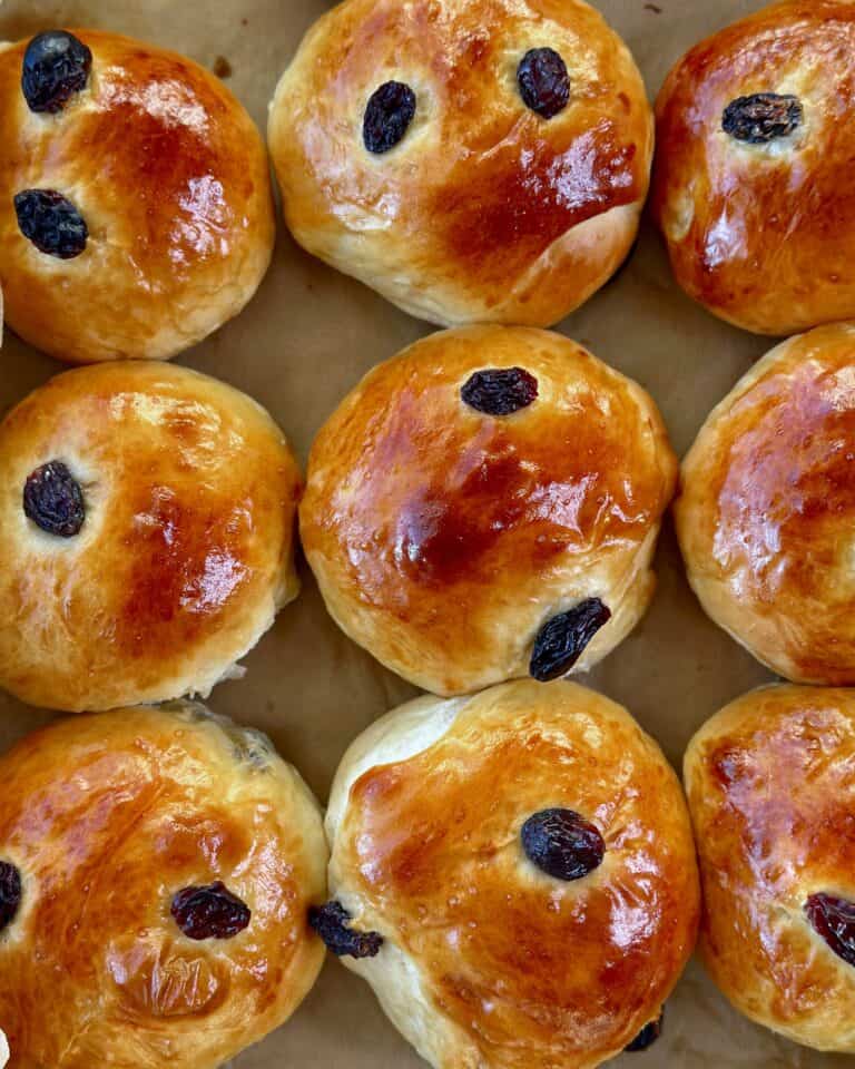 Rosinboller - Store bløde hjemmebagte boller med rosiner.