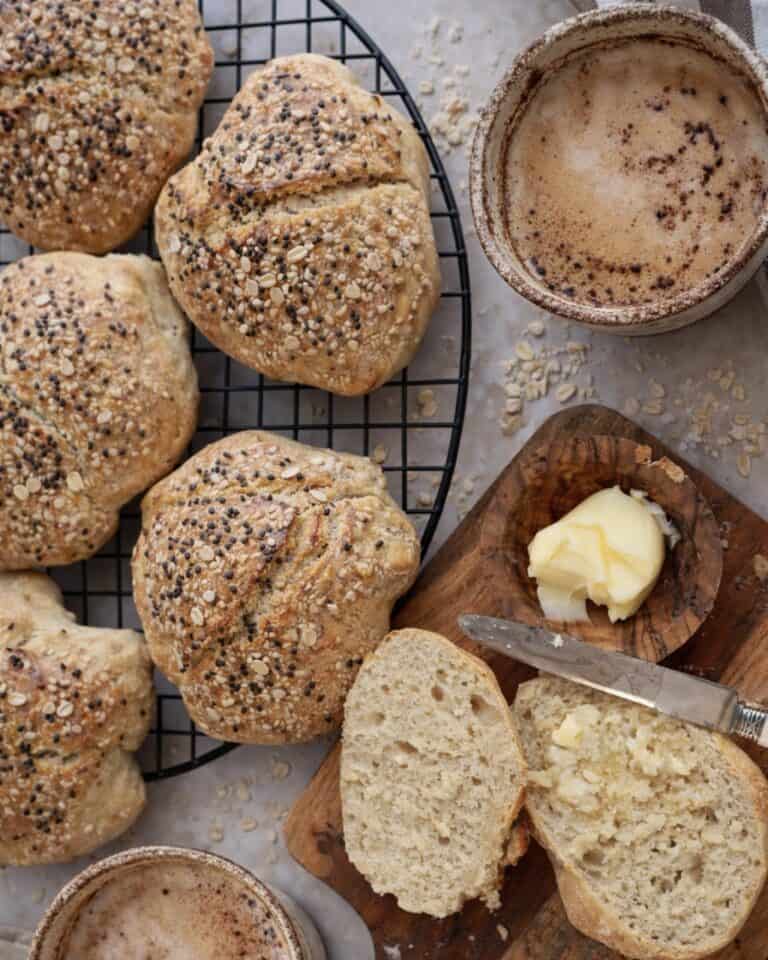 Grødboller - Sprøde og luftige boller bagt med havregrød.