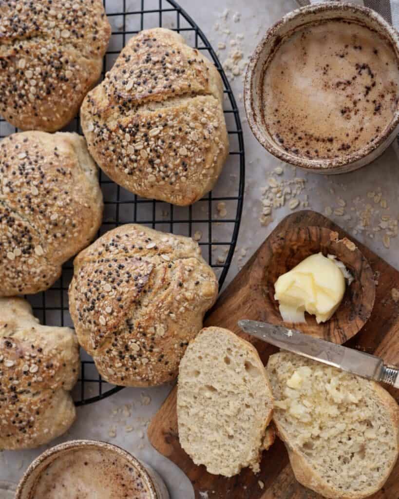 Grødboller - Sprøde og luftige boller bagt med havregrød.