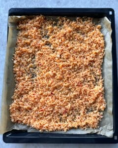 Kogte ris vendt med dressing inden de skal bages.