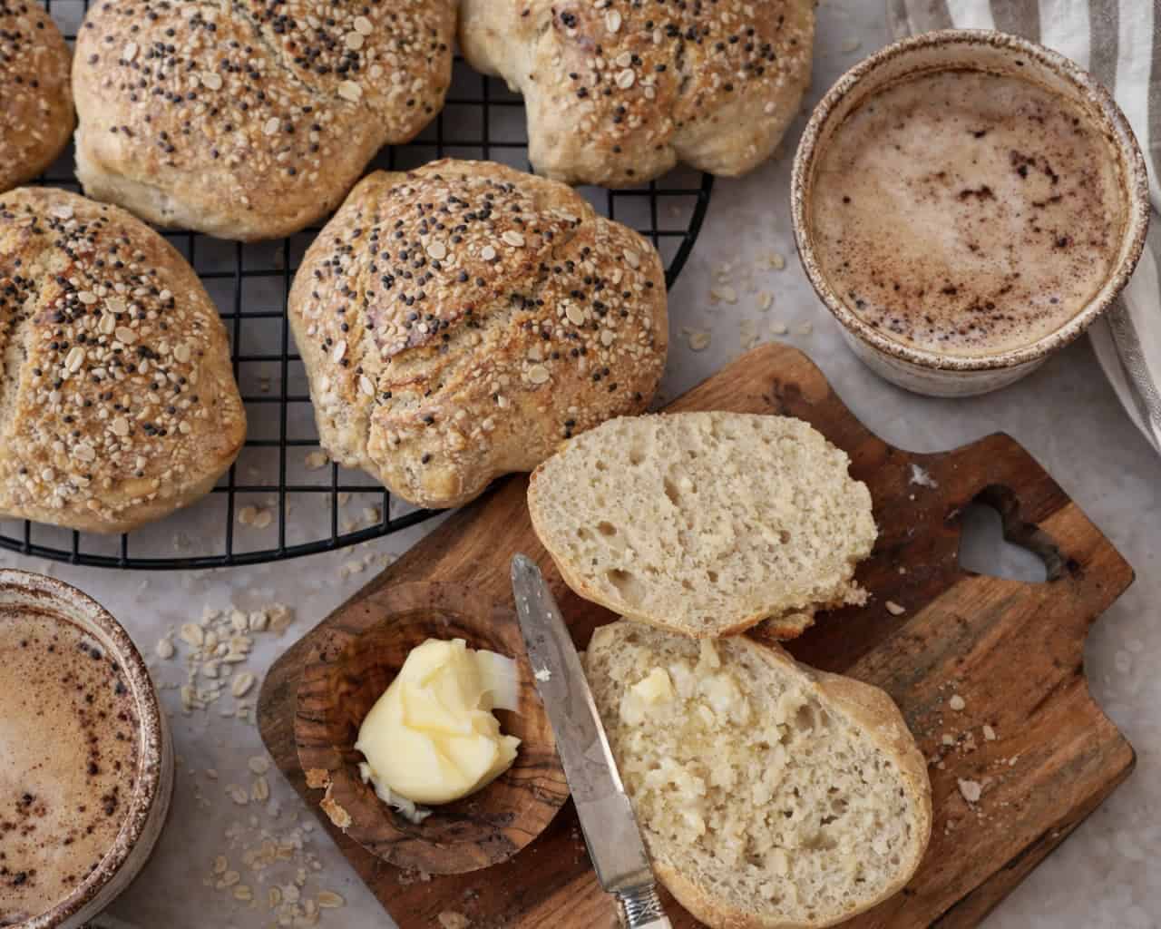 Grødboller - Sprøde og luftige boller bagt med havregrød.