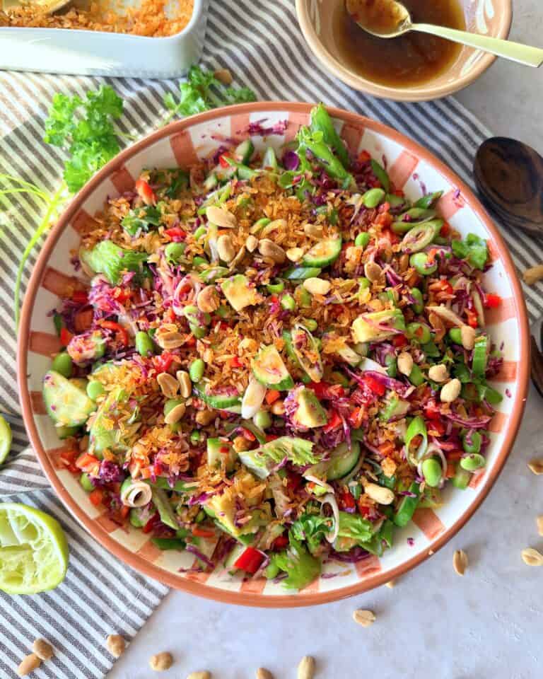 Asiatisk salat med sprøde ris