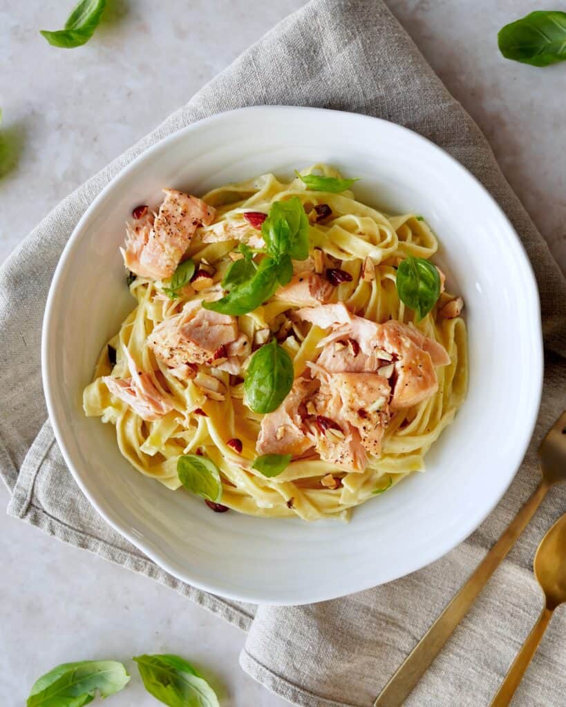 Pasta med laks - Pasta med ovnbagt laks og flødesauce