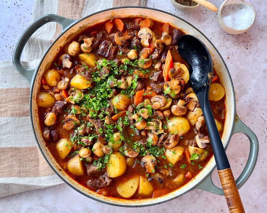 Braiseret okse med kartofler og svampe.
