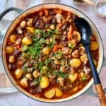 Braiseret okse med kartofler og svampe.