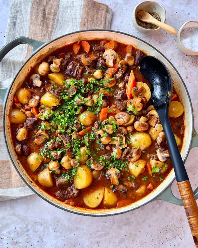 Braiseret okse med kartofler og svampe.