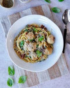 Marry me kødboller i flødesauce serveret med pasta