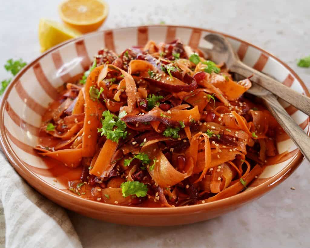 Asiatisk gulerodssalat med granatæble, persille og sesam og frisk citrus-dressing