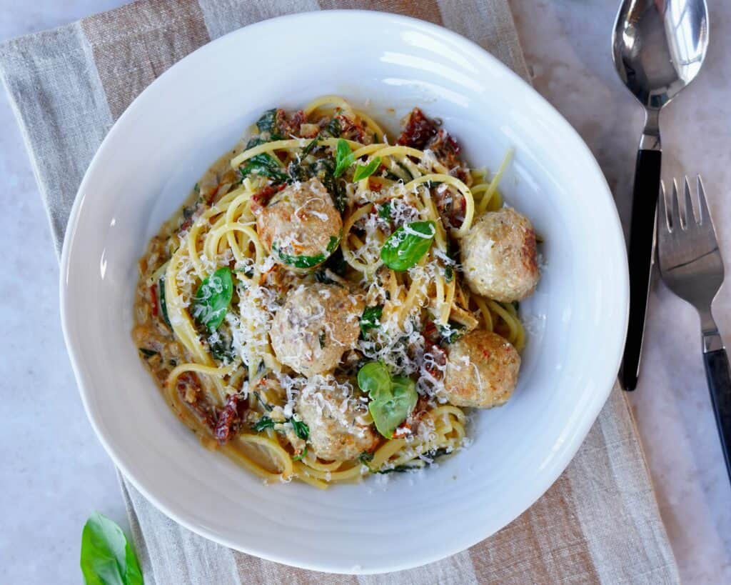 Marry me kødboller i flødesauce serveret med pasta