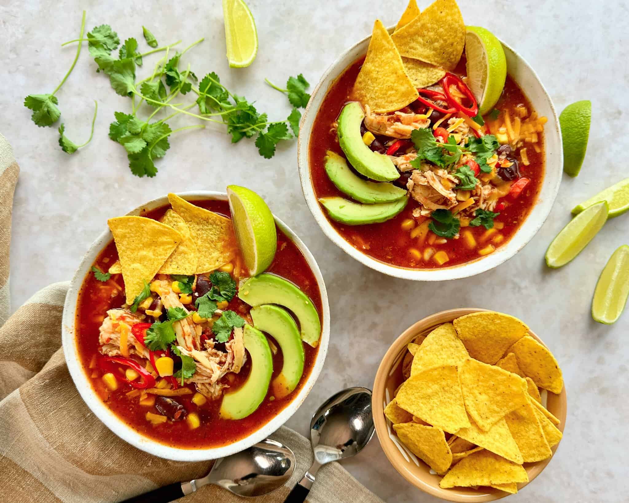 Tacosuppe - fyldig og krydret mexicansk suppe med med kylling.