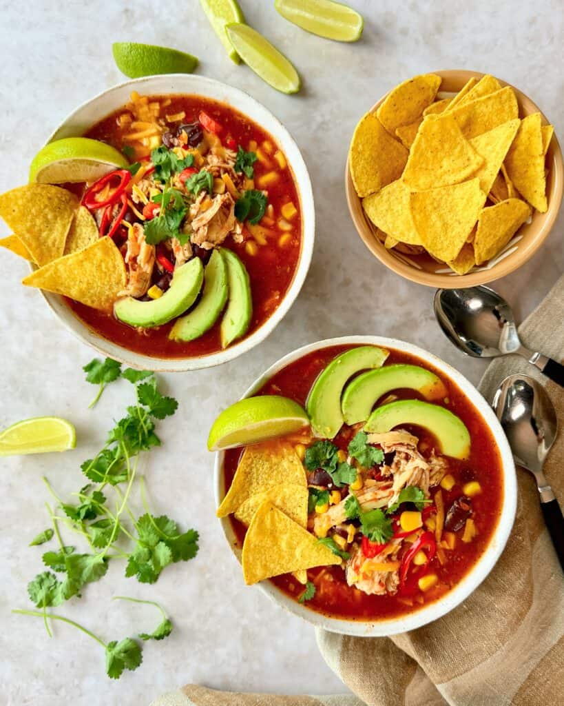 Tacosuppe - fyldig og krydret mexicansk suppe med med kylling.