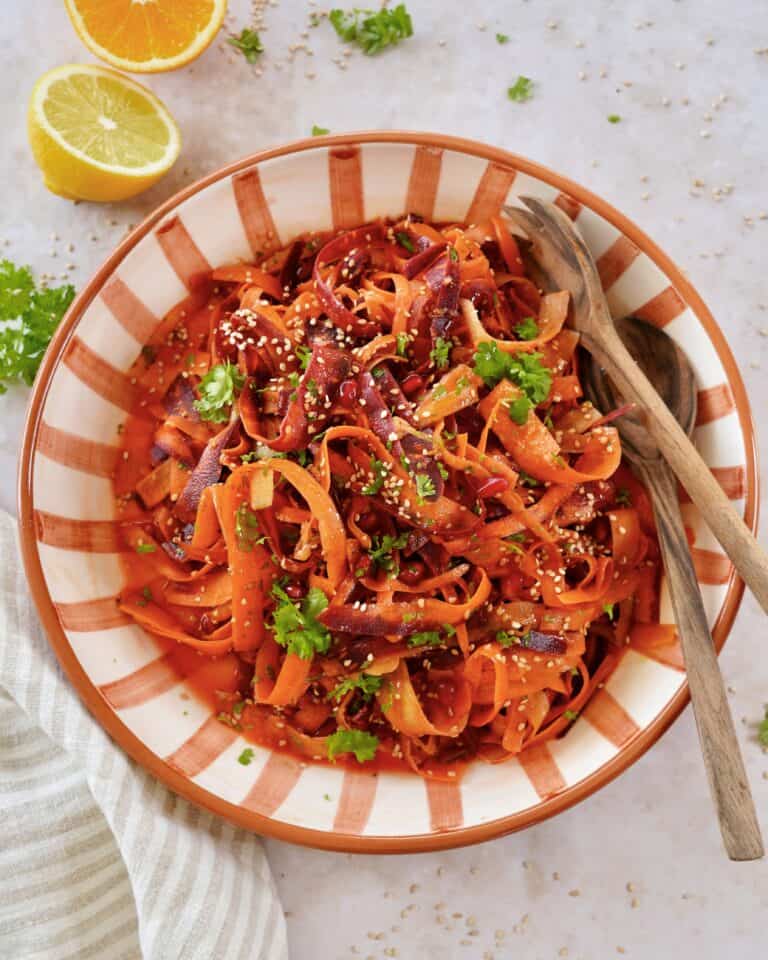 Asiatisk gulerodssalat med granatæblekerner, sesamfrø og lækker dressing.